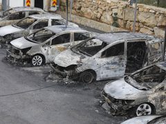 مستوطنون يحرقون معرض سيارات في قرية بيتين قرب رام الله والبيرة.