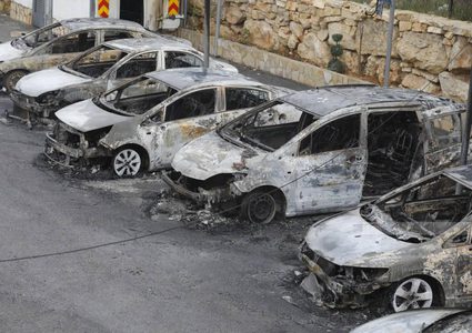 مستوطنون يحرقون معرض سيارات في قرية بيتين قرب رام الله والبيرة