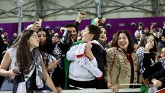 جانب من احتفالات جماهير فلسطين بفوز منتخبها على هونغ كونغ بثلاثية نظيفة وتأهله إلى ثمن نهائي كأس آسيا