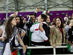 جانب من احتفالات جماهير فلسطين بفوز منتخبها على هونغ كونغ بثلاثية نظيفة وتأهله إلى ثمن نهائي كأس آسيا