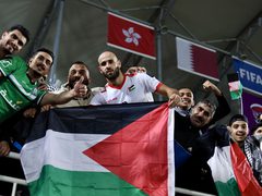 جانب من احتفالات جماهير فلسطين بفوز منتخبها على هونغ كونغ بثلاثية نظيفة وتأهله إلى ثمن نهائي كأس آسيا