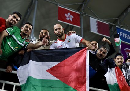 جانب من احتفالات جماهير فلسطين بفوز منتخبها على هونغ كونغ بثلاثية نظيفة وتأهله إلى ثمن نهائي كأس آسيا