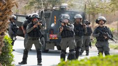 إصابات بالاختناق والاحتلال يواصل إغلاق بلدة إذنا غرب الخليل