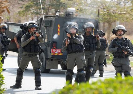 إصابات بالاختناق والاحتلال يواصل إغلاق بلدة إذنا غرب الخليل