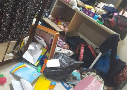 الاحتلال يعتقل الأسير صهيب الرجوب في دورا ويعيث بمنزله خرابا