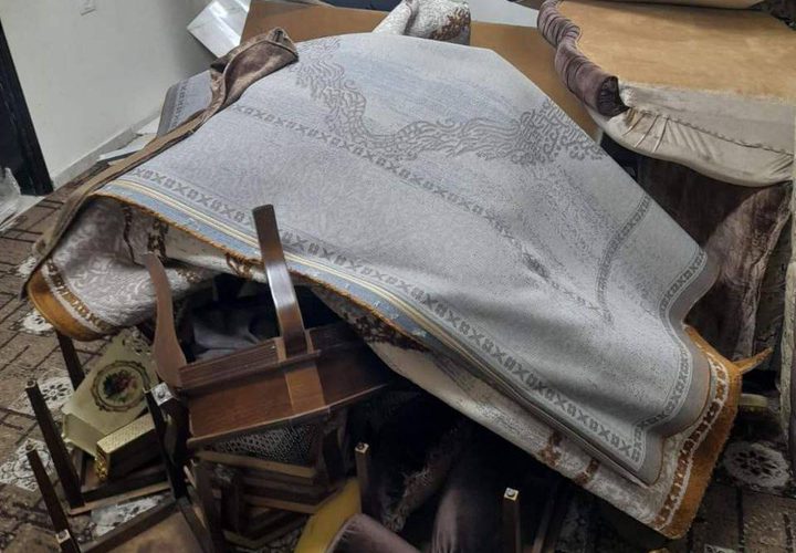 قوات الاحتلال تعيث خرابًا في منزل الأسير صهيب علي الرجوب في كريسة بمدينة دورا جنوب الخليل خلال اعتقاله فجر اليوم.