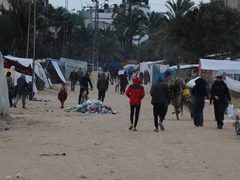 صور توثق حالة حياة النازحين في غزة خلال الأجواء الممطرة والباردة
