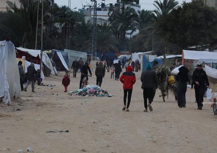 صور توثق حالة حياة النازحين في غزة خلال الأجواء الممطرة والباردة