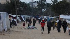 صور توثق حالة حياة النازحين في غزة خلال الأجواء الممطرة والباردة