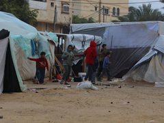 صور توثق حالة حياة النازحين في غزة خلال الأجواء الممطرة والباردة