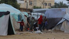 صور توثق حالة حياة النازحين في غزة خلال الأجواء الممطرة والباردة