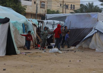 صور توثق حالة حياة النازحين في غزة خلال الأجواء الممطرة والباردة