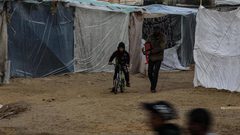 صور توثق حالة حياة النازحين في غزة خلال الأجواء الممطرة والباردة