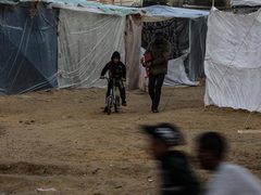 صور توثق حالة حياة النازحين في غزة خلال الأجواء الممطرة والباردة