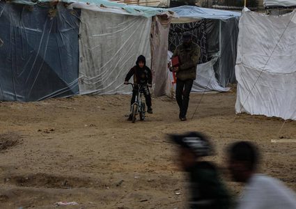 صور توثق حالة حياة النازحين في غزة خلال الأجواء الممطرة والباردة