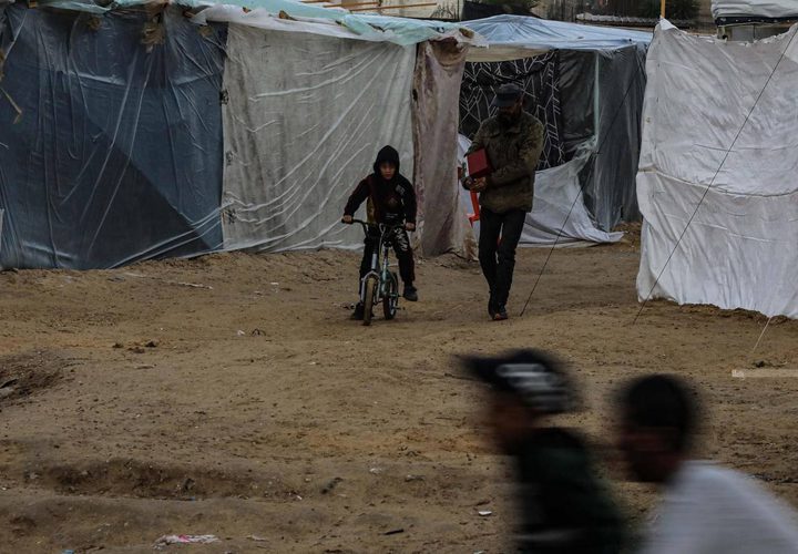 صور توثق حالة حياة النازحين في غزة خلال الأجواء الممطرة والباردة