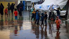 تحذيرات من غرق خيام النازحين نتيجة الامطار الغزيرة يومي الجمعة والسبت