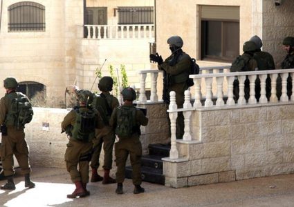 الاحتلال يداهم منازل ويعتدي على ساكنيها بالضرب