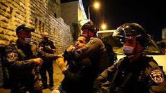 قوات الاحتلال تعتقل شابا من قرية عين قينيا غرب رام الله