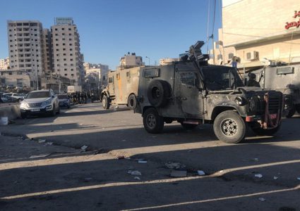 الاحتلال يعتقل شابين من مخيم قلنديا ويحطم مركبات
