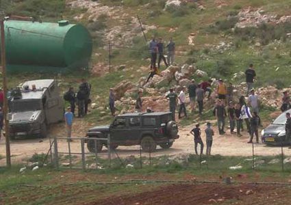 نابلس: مستوطنون يقتحمون نبع مياه والاحتلال يحتجز مواطنا ونجله في قريوت