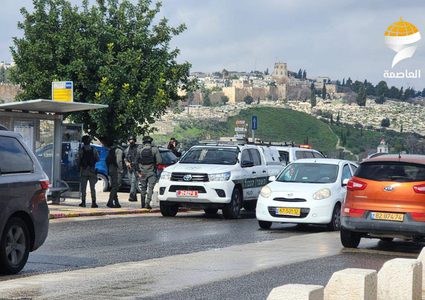 الاحتلال يقمع المصلين قرب وادي الجوز بالقدس ويعتقل أحدهم