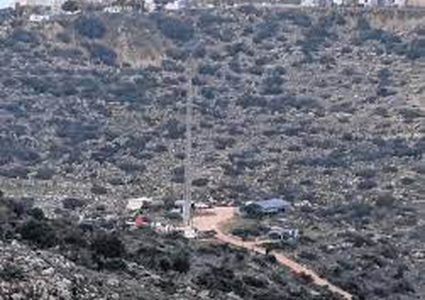 مستوطنون يسرقون أرضا ويضعون بيوتا متنقلة فيها شمال غرب سلفيت