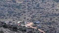 مستوطنون يسرقون أرضا ويضعون بيوتا متنقلة فيها شمال غرب سلفيت