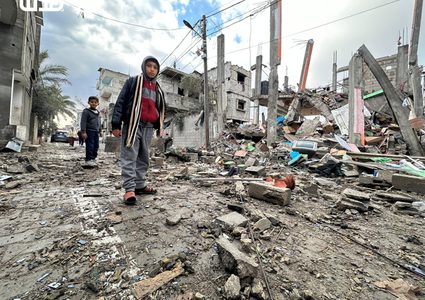 الدمار الذي حلَ بمنزل في حي الجنينة شرقي رفح بعد قصفه من طيران الاحتلال