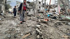 الدمار الذي حلَ بمنزل لعائلة السكسك في حي الجنينة شرقي رفح بعد قصفه من طيران الاحتلال فجر اليوم