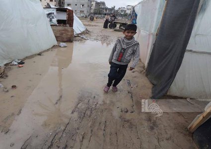 خيم المواطنين النازحين تغرق بالمياه بعد استمرار سقوط الأمطار في دير البلح