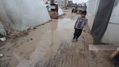 خيم المواطنين النازحين تغرق بالمياه بعد استمرار سقوط الأمطار في دير البلح