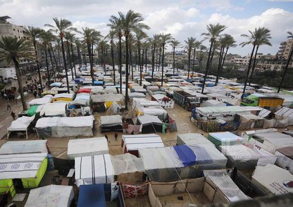 خيم المواطنين النازحين تغرق بالمياه بعد استمرار سقوط الأمطار في دير البلح