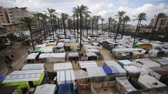 خيم المواطنين النازحين تغرق بالمياه بعد استمرار سقوط الأمطار في دير البلح