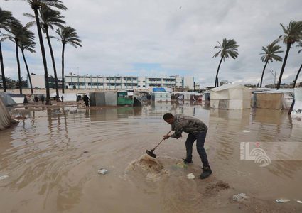 خيم المواطنين النازحين تغرق بالمياه بعد استمرار سقوط الأمطار في دير البلح
