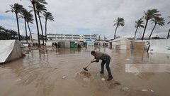 خيم المواطنين النازحين تغرق بالمياه بعد استمرار سقوط الأمطار في دير البلح