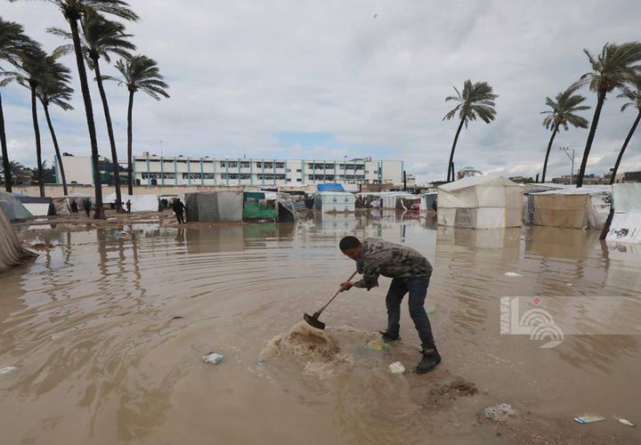 خيم المواطنين النازحين تغرق بالمياه بعد استمرار سقوط الأمطار في دير البلح