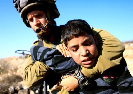 الاحتلال يعتدي على طفل في الخليل