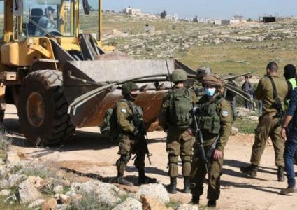 الاحتلال يستولي على جرافة جنوب قلقيلية