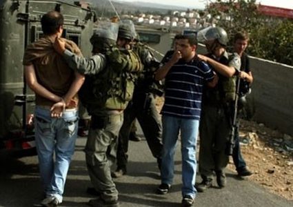 الاحتلال يعتقل شابين ويحتجز آخرين في حوسان