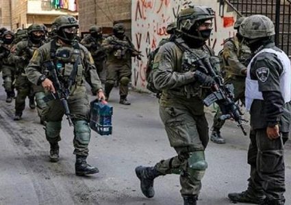 الاحتلال يقتحم مخيم بلاطة وعسكر ومحيط البلدة القديمة من نابلس يعتقل شابين