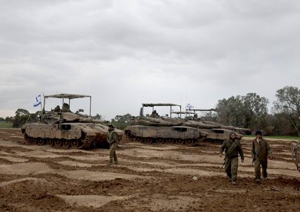 دبابات الاحتلال تحاصر طفلة داخل مركبة في مدينة غزة بعد أن قتلت أفراد عائلتها