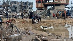 من منطقة دوار الكويت بمدينة غزة التي ينتظر فيها المواطنين دخول المساعدات في ظل استهداف قوات الاحتلال لهم.