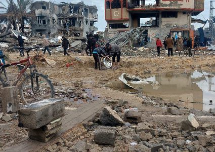 من منطقة دوار الكويت بمدينة غزة التي ينتظر فيها المواطنين دخول المساعدات في ظل استهداف قوات الاحتلال لهم.