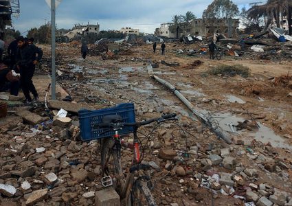 من منطقة دوار الكويت بمدينة غزة التي ينتظر فيها المواطنين دخول المساعدات في ظل استهداف قوات الاحتلال لهم.