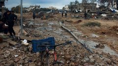 من منطقة دوار الكويت بمدينة غزة التي ينتظر فيها المواطنين دخول المساعدات