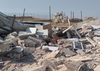 الاحتلال يهدم ناديا للفروسية في قرية قلنديا شمال القدس المحتلة