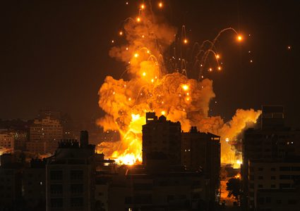 11 شهيدا وعدة إصابات في قصف إسرائيلي استهدف منزلا في دير البلح