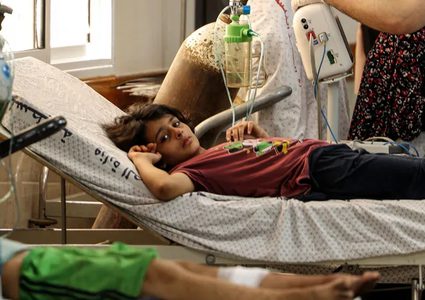 وصول 11 طفلاً مصاباً من قطاع غزة إلى إيطاليا للعلاج