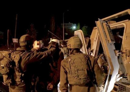 الاحتلال يعتقل مواطنا ونجليه من عين عريك